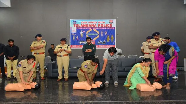 విజిబుల్‌ పోలీసింగ్‌లో మహిళా సిబ్బంది 