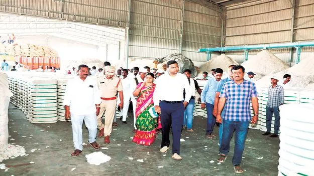 నిబంధనల మేరకే పత్తి కొనుగోళ్లు జరగాలి