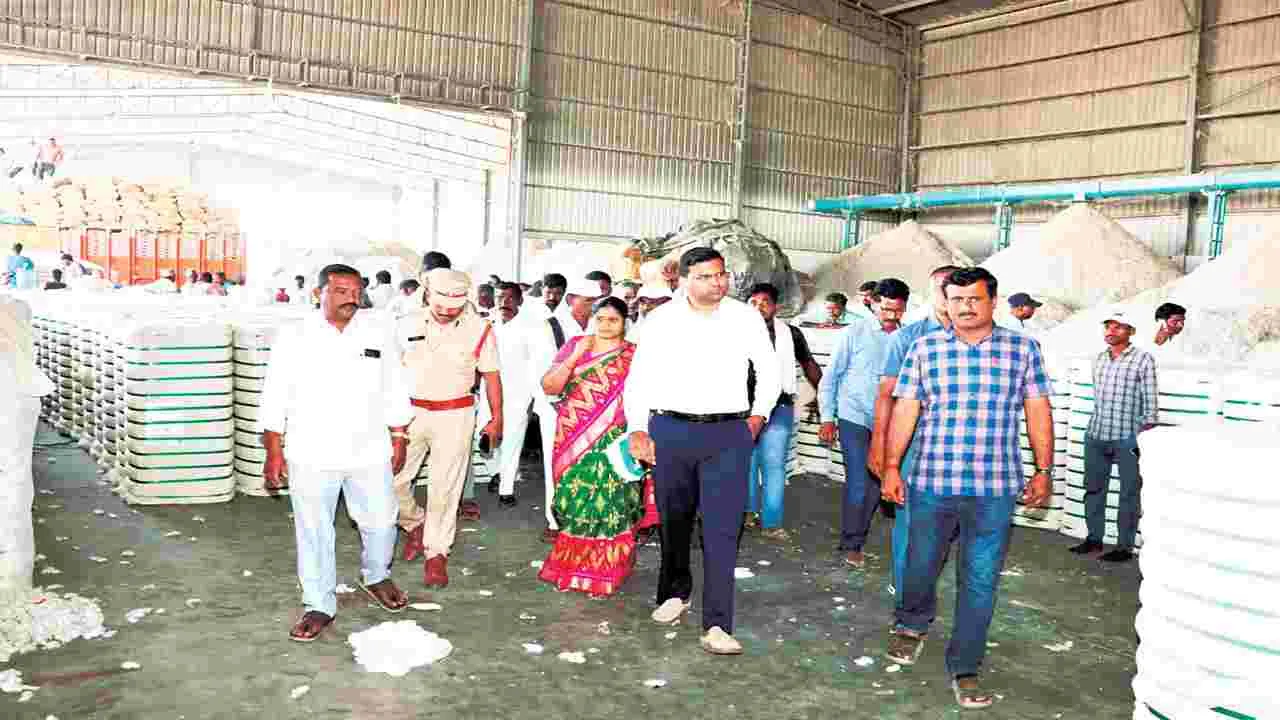 నిబంధనల మేరకే పత్తి కొనుగోళ్లు జరగాలి