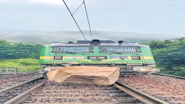 కేకే లైన్‌లో జారిపడిన బండరాయి