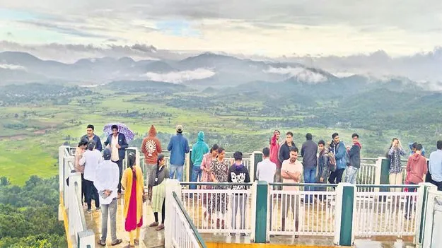 పర్యాటకుల సందడి