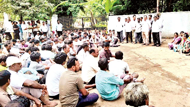 సమ్మెకు దిగిన మైనింగ్‌ కార్మికులు 