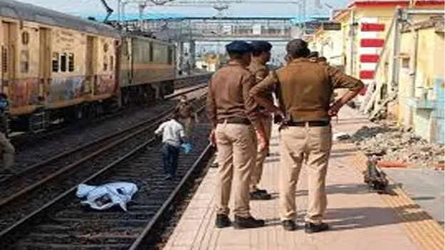 Train Accident: రైలు కింద పడి ఆరుగురి దుర్మరణం
