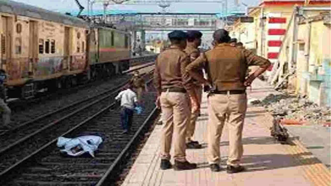 Train Accident: రైలు కింద పడి ఆరుగురి దుర్మరణం