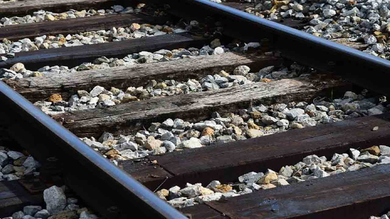 Railway stones: రైలు పట్టాల మధ్యలో కంకర రాళ్ళు ఎందుకు వేస్తారో తెలుసా..?