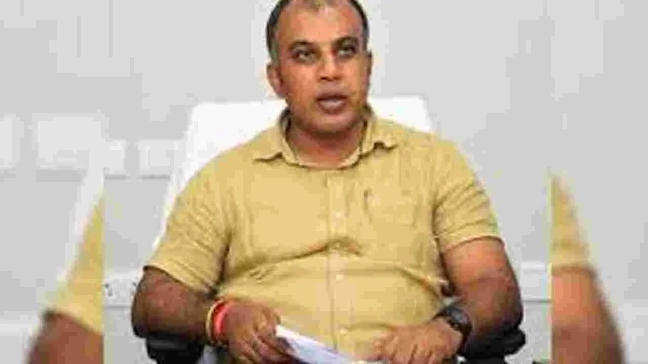 Sirisilla Collector: సిరిసిల్ల కలెక్టర్‌ సందీప్‌ ఝాపై వేటు