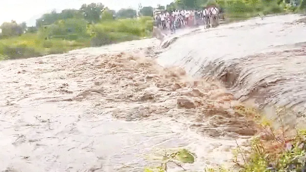 ఉరుములతో భారీ వర్షం   