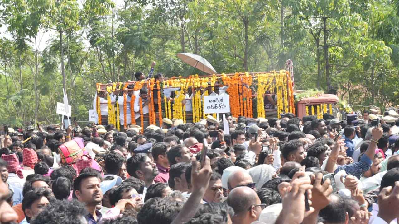 Ande Sri Final Rites:  ప్రభుత్వ లాంఛనాలతో కవి అందెశ్రీ అంత్యక్రియలు.. పాడె మోసిన ముఖ్యమంత్రి రేవంత్..