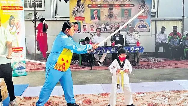 Yashasvibharti from Tadipatri: ఒక్క తల... 100 ట్యూబ్‌లైట్లు...!