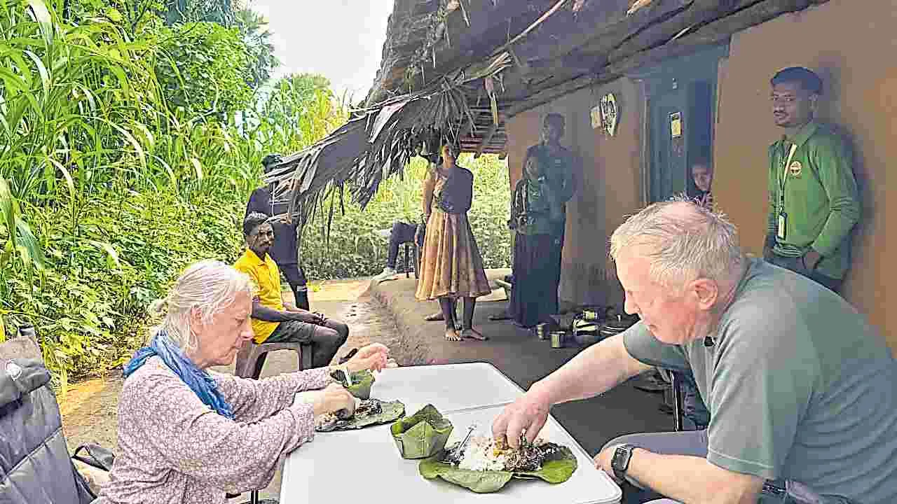 Bastar Tourism: నక్సల్స్‌ అడ్డాలో విదేశీయులు
