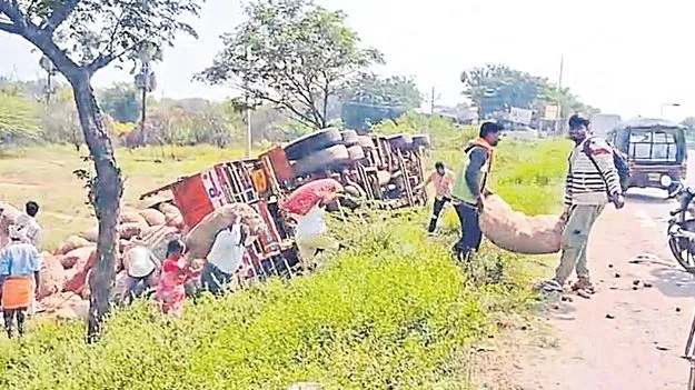 Onion Laden Lorry Tips: ఉల్లి లారీ బోల్తా.. బస్తాలు ఎత్తుకెళ్లిన స్థానికులు!