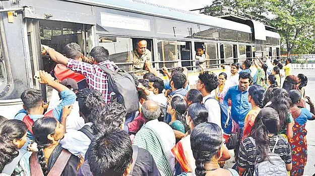 Accidents Continue Despite Past Tragedies: కిక్కిరిసిన ప్రయాణాలు.. ప్రమాదంలో ప్రాణాలు!