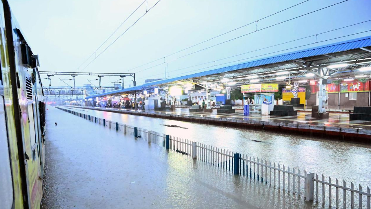 Cyclone Montha: కుండపోత వర్షాలు.. అతలాకుతలమైన ఉమ్మడి వరంగల్