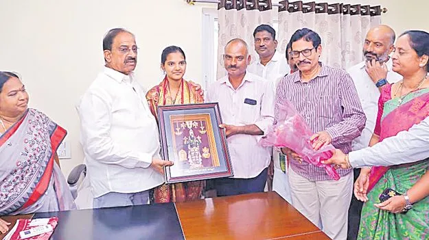 Agriculture Minister Tummala Nageswara Rao: ఏఐలో సత్తా చాటిన పల్లవికి  మంత్రి తుమ్మల నాగేశ్వరరావు సత్కారం