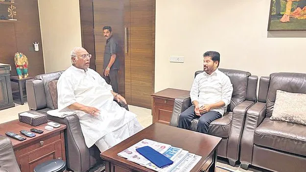 CM Revanth Reddy met AICC chief Mallikarjun Kharge: ఖర్గేను పరామర్శించిన సీఎం రేవంత్‌రెడ్డి