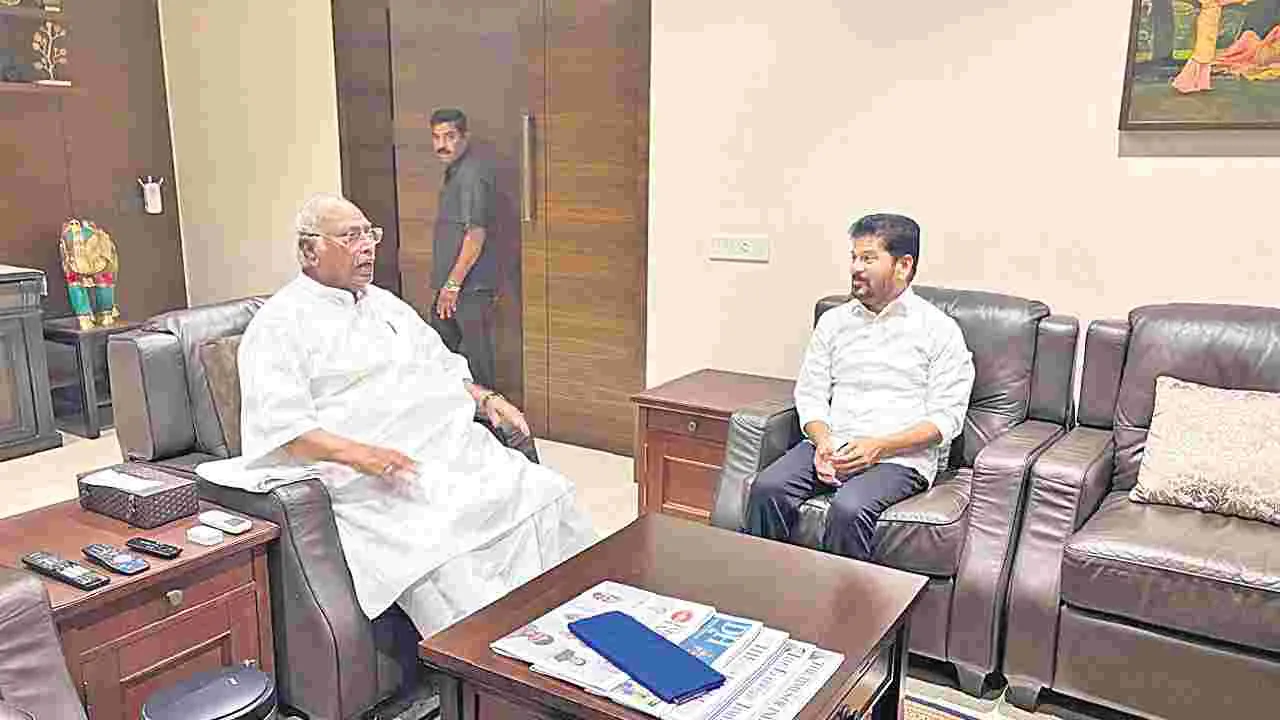 CM Revanth Reddy met AICC chief Mallikarjun Kharge: ఖర్గేను పరామర్శించిన సీఎం రేవంత్‌రెడ్డి