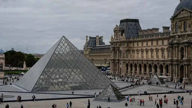Louvre Museum: లవ్రే మ్యూజియంలో7 నిమిషాల్లోనే భారీ చోరీ!