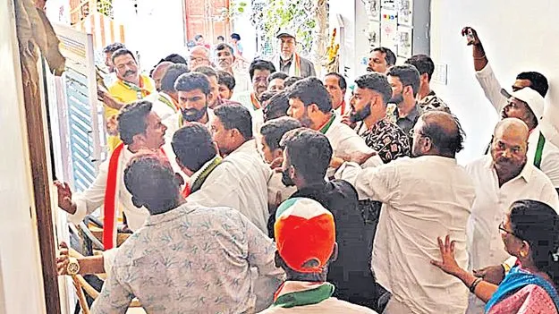 Congress Leaders Clash Over Voter: కాంగ్రెస్‌ నేతల బాహాబాహీ
