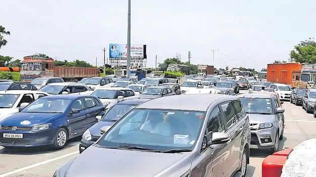 Dasara Festivities Cause Traffic Surge: పండుగకి ఊరెళ్లిపోదాం!