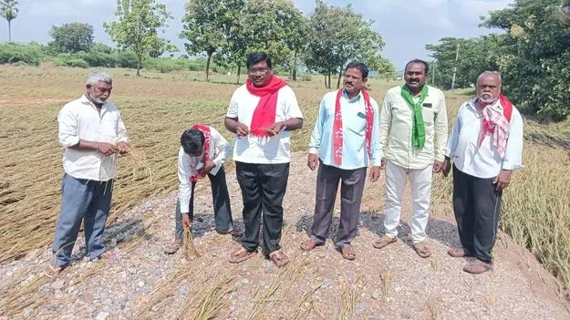  Karimnagar:   పంట నష్టపోయిన రైతులను ఆదుకోవాలి