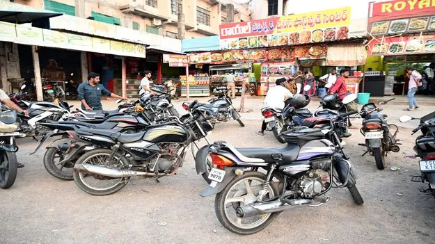 Karimnagar:  బస్టాండ్‌లో పార్కింగ్‌ కష్టాలు