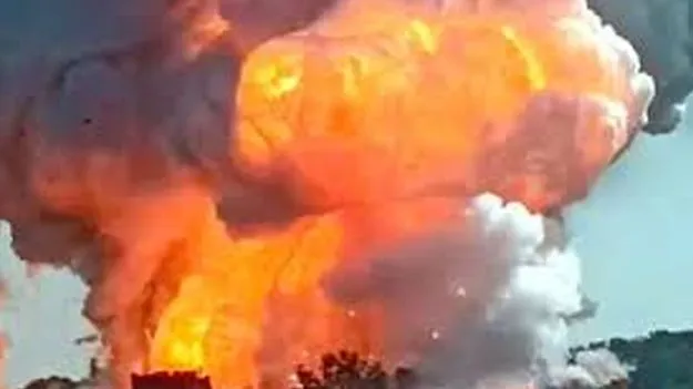 Massive Explosion: బాణసంచా కర్మాగారంలో భారీ పేలుడు 