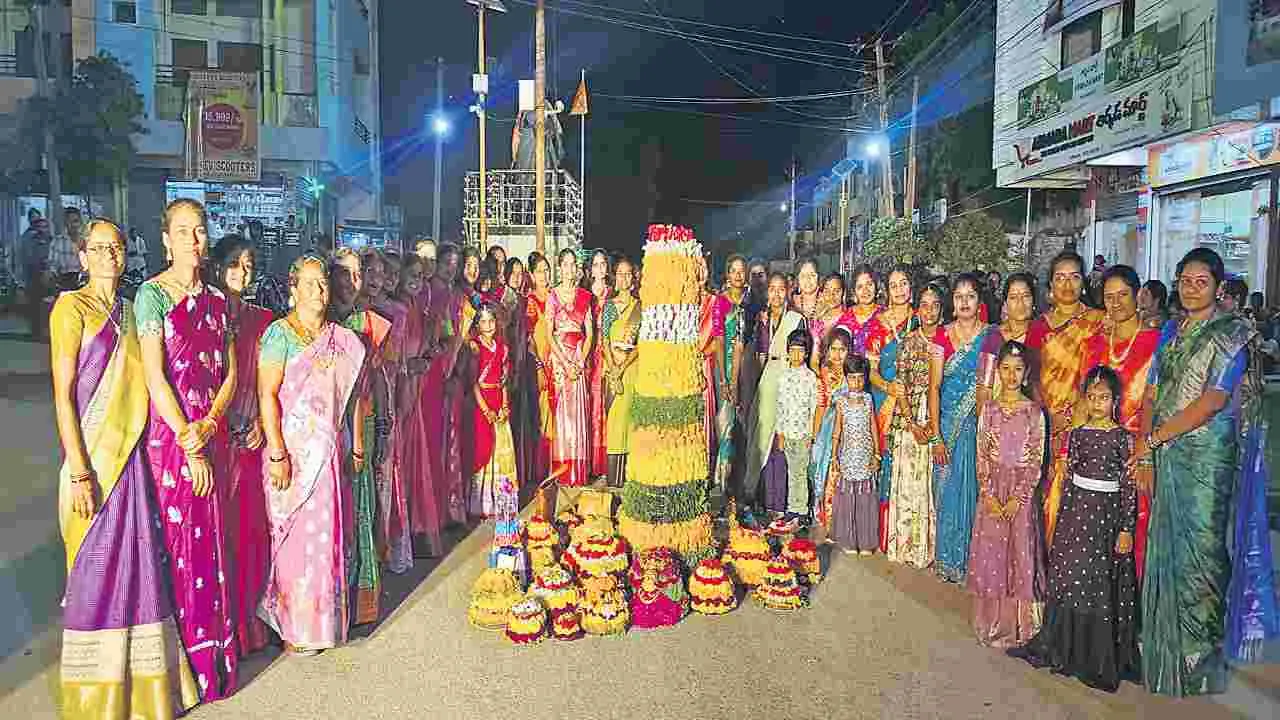 ఘనంగా సద్దుల బతుకమ్మ సంబరాలు
