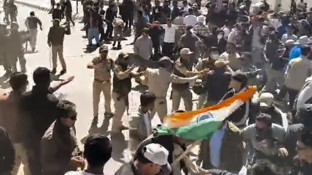 Ladakh protests: భగ్గుమన్న లద్దాఖ్‌