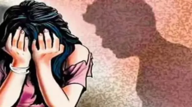 Woman Attacked and Robbed: రైల్లో మహిళపై అత్యాచారం