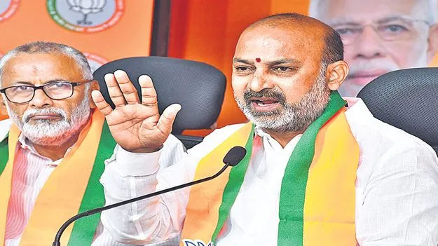 BJP leaders Bandi Sanjay: అధికారులను బలి చేస్తారా