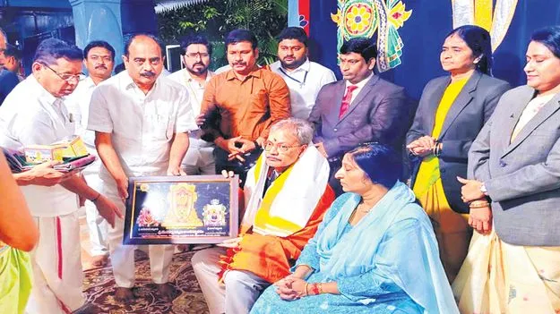 Justice Ravinath Tilhari: జస్టిస్‌ రవినాథ్‌ తిల్హరికి శ్రీవారి చిత్రపటాన్ని అందజేస్తున్న ఆలయ ఈవో మూర్తి