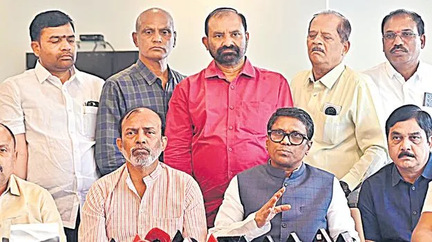 Private college Associations: బకాయిలు అడిగితే.. అవమానిస్తున్నారు