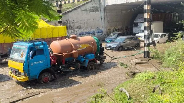 Traffic Snarled as Rainwater: రైల్వే బ్రిడ్జి కింద నీటితో ట్రాఫిక్‌ ఇబ్బందులు