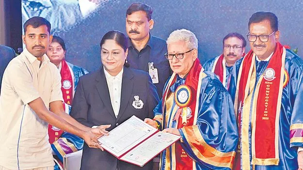 Graduate Prisoners: గ్రాడ్యుయేట్‌ ఖైదీలు!