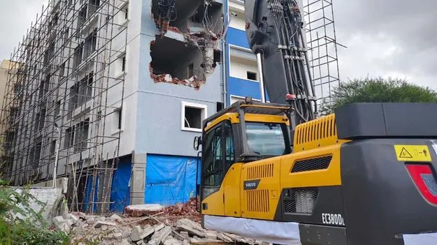 Apartment Demolished in Ameenpur: ఐదంతస్తుల భవనం కూల్చివేత