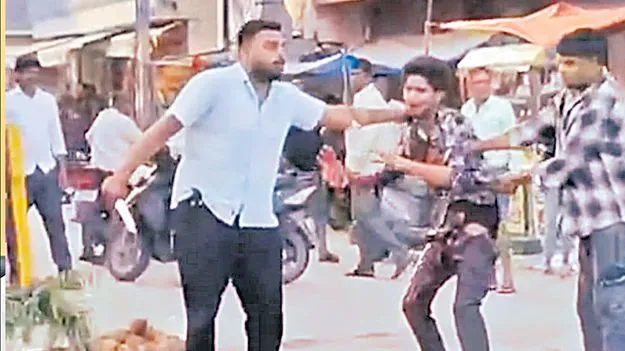Youth Brutally Attacked: నడిరోడ్డుపై కత్తిపోట్లు 