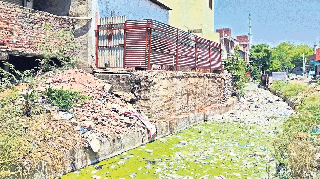 ఆక్రమణల తొలగింపుపై మీనమేషాలు