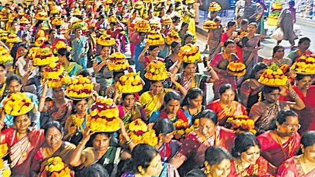 Saddula Bathukamma: ట్యాంక్‌బండ్‌పై ఘనంగా సద్దుల బతుకమ్మ ఉత్సవాలు