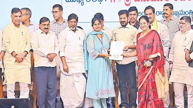 CM Revanth Reddy Warns Govt Employees: తల్లిదండ్రులను పట్టించుకోకపోతే..జీతంలో కోత