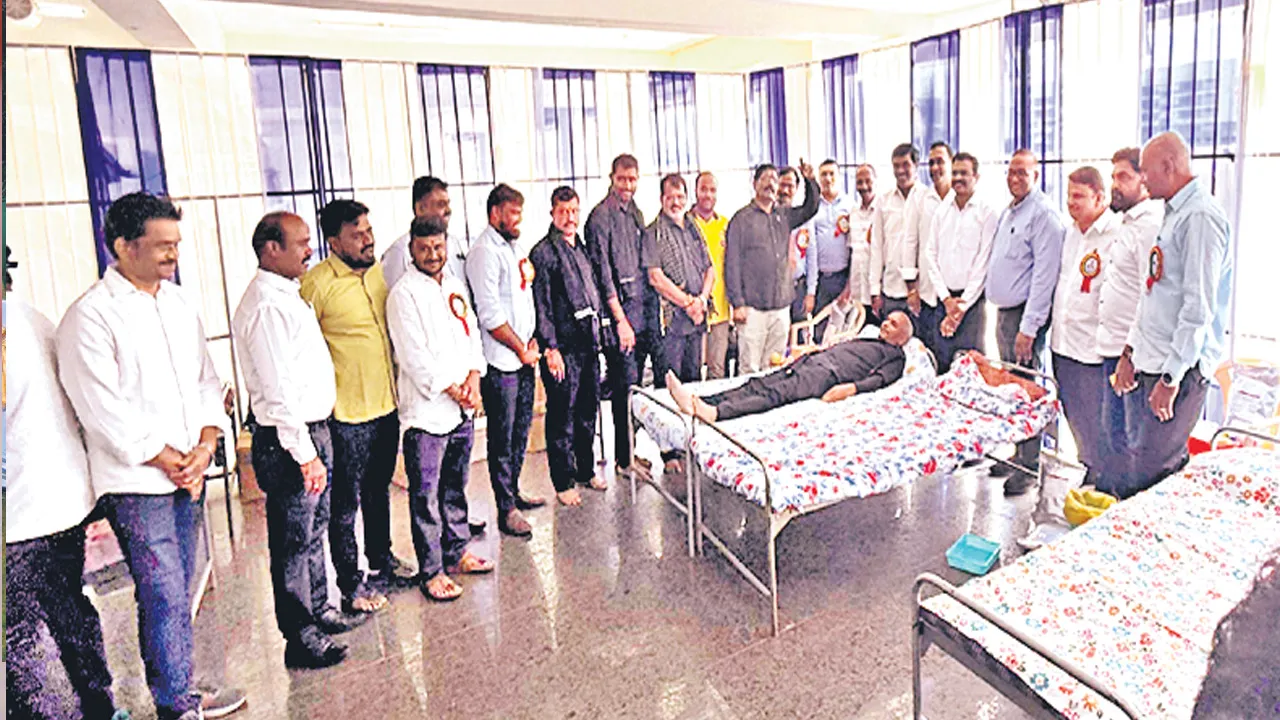 Sree Chaitanya Staff Organize: శ్రీచైతన్య ఉద్యోగుల రక్తదానం