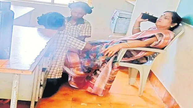 Headmistress Suspended: విద్యార్థినులతో కాళ్లు పట్టించుకున్న  హెచ్‌ఎం సస్పెన్షన్‌ 