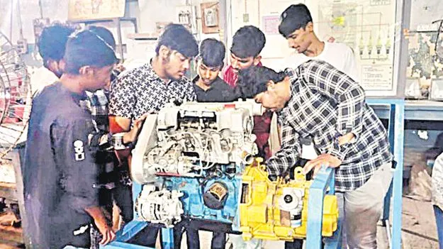 Telangana Education: సర్కారు కాలేజీల్లో పాఠాలుప్రైవేటులో ప్రయోగాలు 