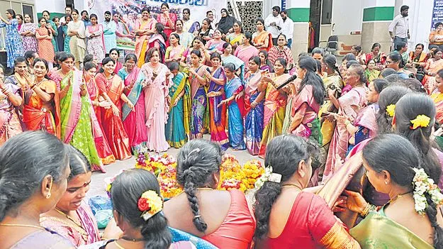 Bathukamma Festival: బతుకమ్మ సంబురాలకు ఏర్పాట్లు చేయండి