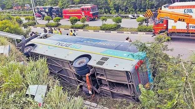 Hyderabad ORR Bus Accident: ఔటర్‌పై ప్రైవేటు ట్రావెల్స్‌ బస్సు బోల్తా