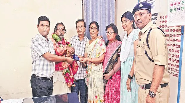 Passenger Returns Lost Gold: బస్సులో దొరికిన 39 తులాల బంగారం అప్పగింత