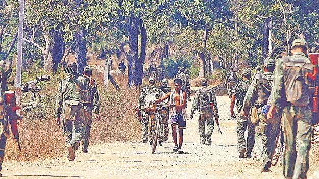 Maoists: దండకారణ్యానికి భారీగా బలగాలు 