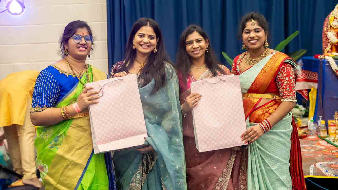 Bathukamma Festival with Grandeur: లూటన్‌లో ఘనంగా బతుకమ్మ వేడుకలు..