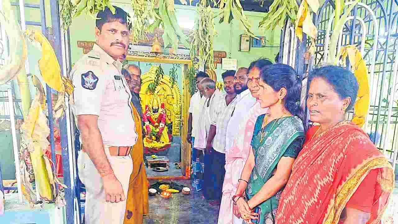 Religious Discrimination: దళితులకు ప్రవేశం లేదంటూ... గుడికి తాళం వేసిన పూజారి