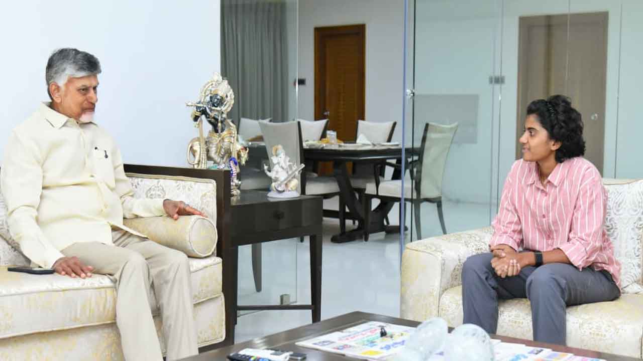 Cricketer Sricharani: క్రికెటర్ శ్రీచరణికి.. ఏపీ ప్రభుత్వం భారీ నజరానా..