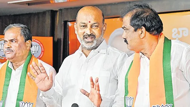 BJP leader Bandi Sanjay: మాగంటి ఆస్తుల పంపకాల్లో రేవంత్‌, కేటీఆర్‌ మధ్య గొడవ! 